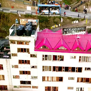 Hotel Auckland And Restaurant Near Mall Road